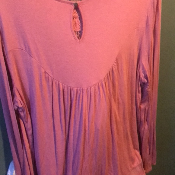 Pretty gently use top - Picture 2 of 2